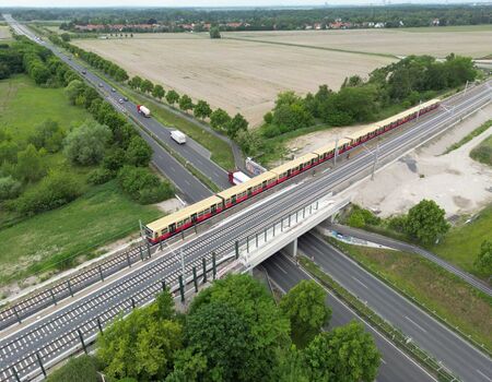 Luftaufnahme der Eisenbahnüberführung über die L76