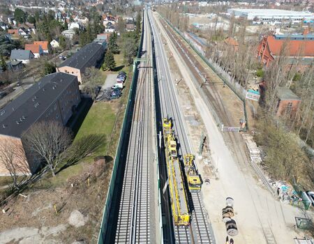 Luftaufnahme Gleise mit Bauzügen