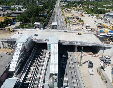 Luftaufnahme Straßenüberführung Buckower Chaussee mit Zugängen zum Bahnsteig