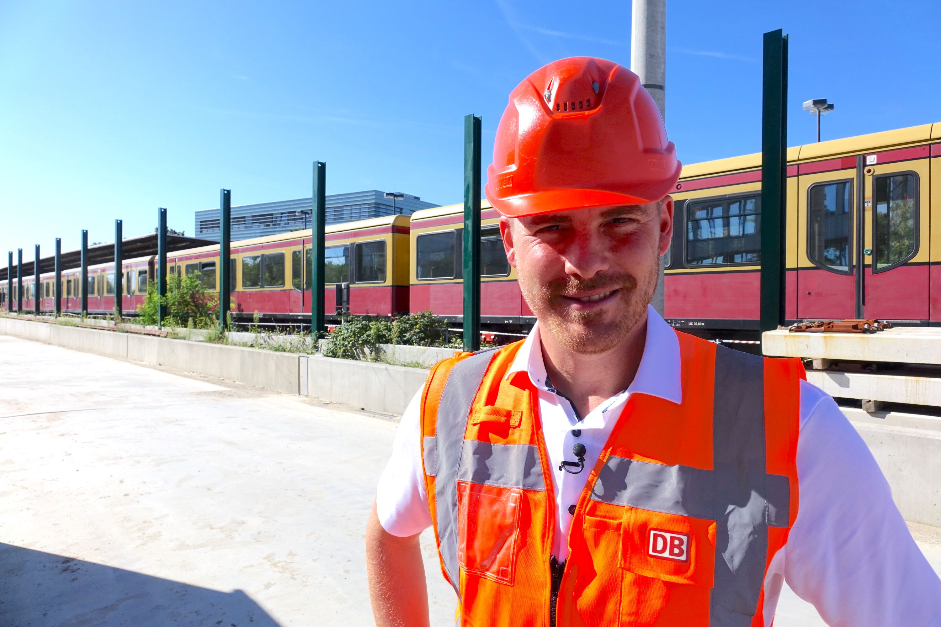 Bild zeigt DB Mitarbeiter Marcus Reuner mit Helm und Sicherheitswese